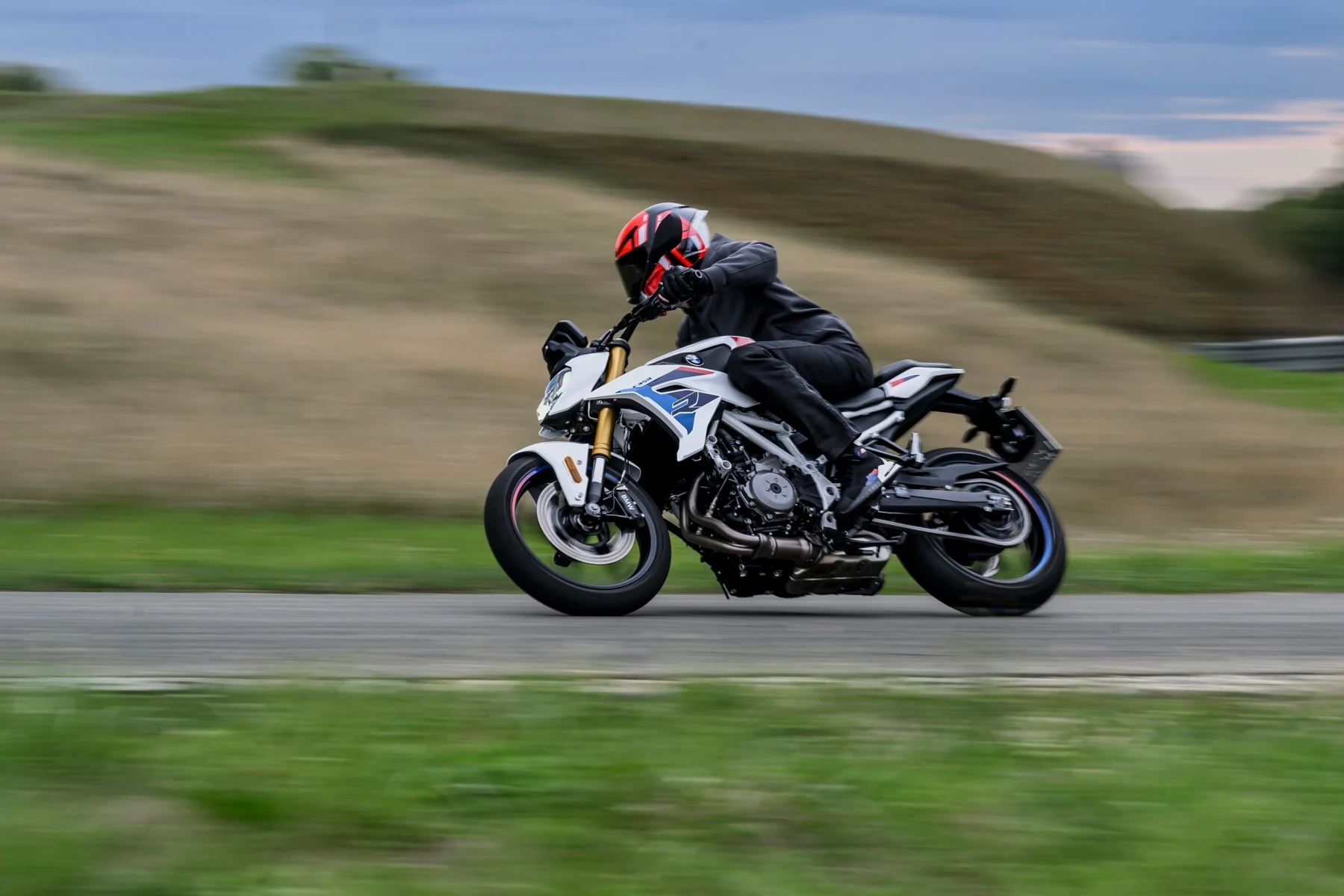 F 450 R ajossa sivulta kuvattuna. Kuva: BMW Motorrad.