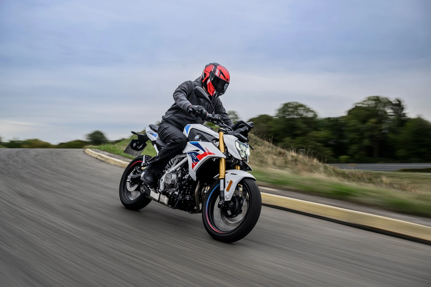 BMW F 450 R ajossa edestä kuvattuna. Kuva: BMW Motorrad.