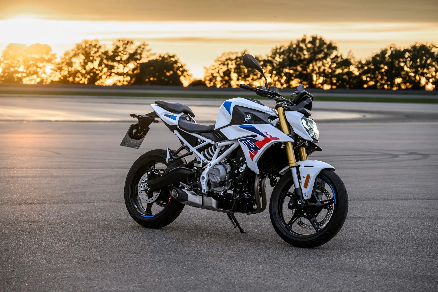 BMW F 450 R M Sport valmistajan virallisessa valokuvassa. Kuva: BMW Motorrad.