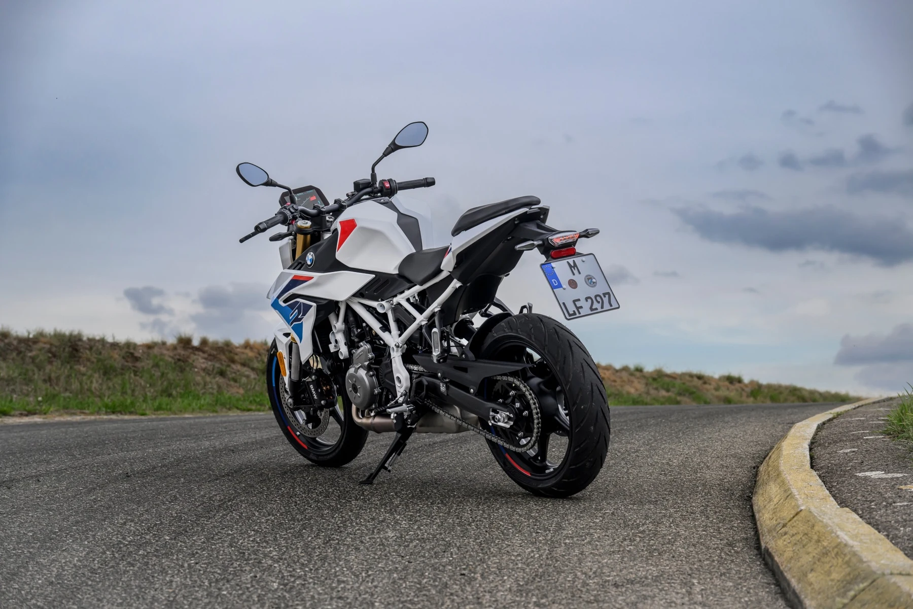 BMW F 450 R takaviistosta. Kuva: BMW Motorrad.
