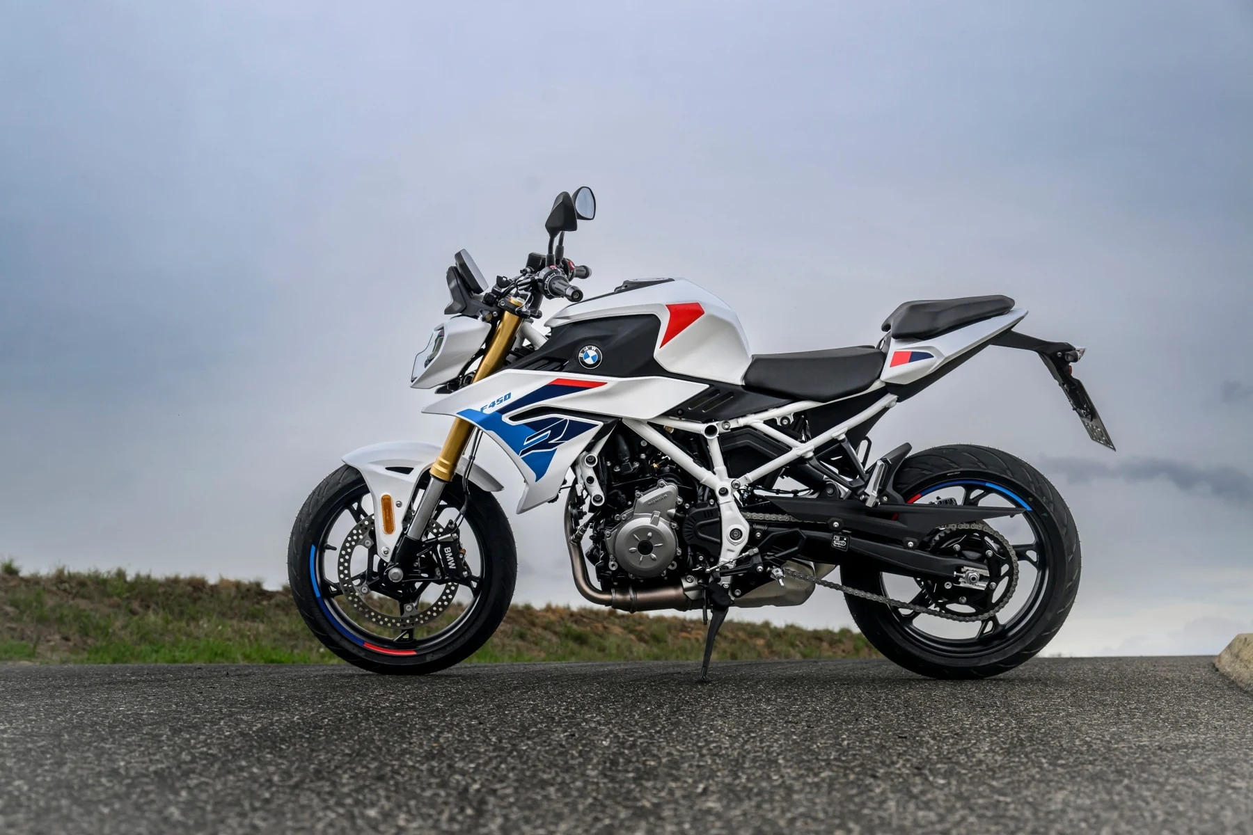 BMW F 450 R:n sivuprofiili. Kuva: BMW Motorrad.