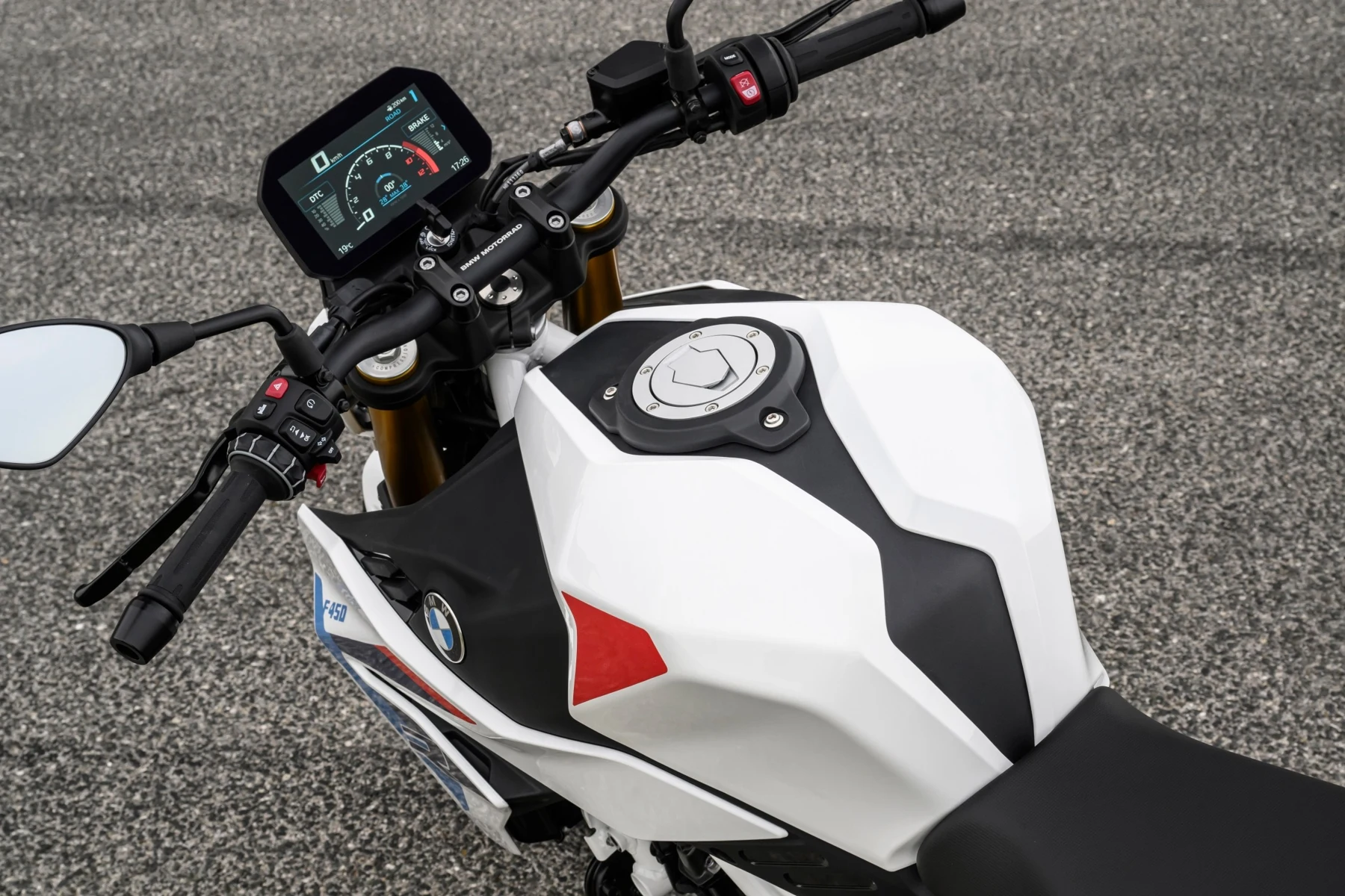 F 450 R:n ohjaustanko, kytkinkahva ja mittaristo. Kuva: BMW Motorrad.