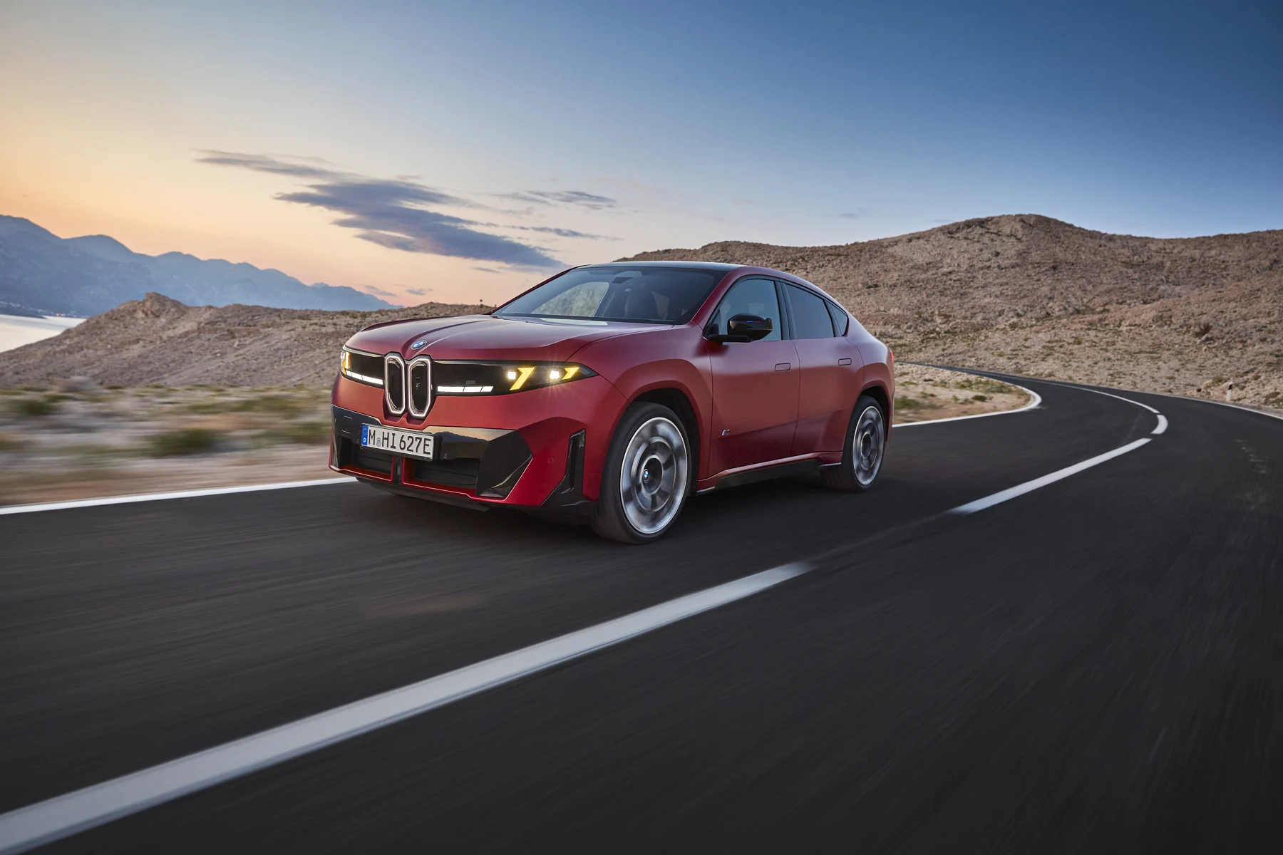 Punainen iX4 M60 xDrive on malliston tuleva tehoversio: alustavasti 612 hevosvoimaa ja 0–100 km/h 3,9 sekunnissa.