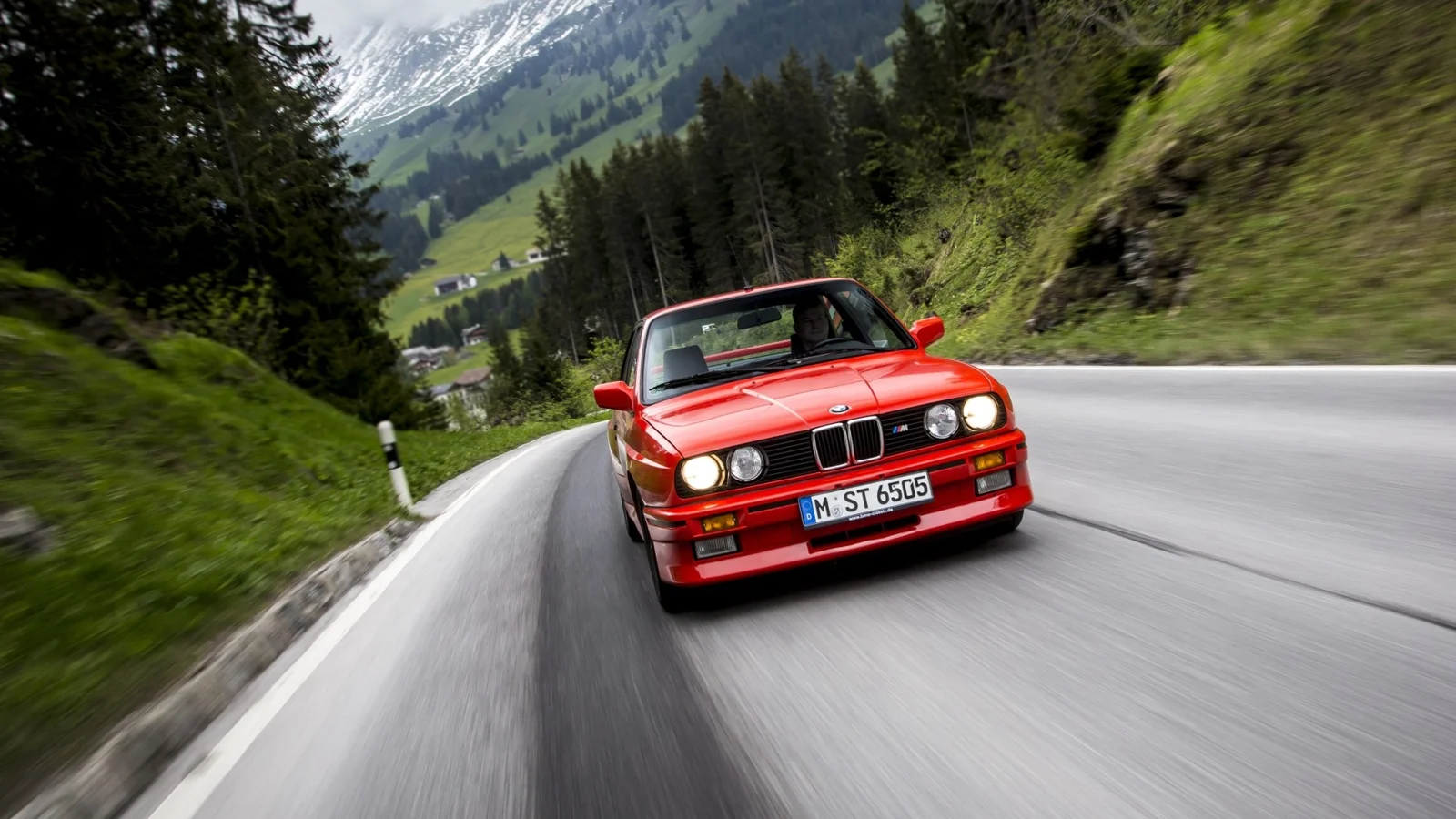 Ensimmäisen sukupolven BMW M3 (E30). Leveät lokasuojat ja takasiipi erottavat sen tavallisesta 3-sarjasta.
