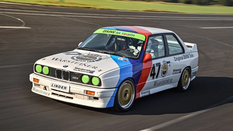 E30 M3 kilpa-asussa BMW:n DTM-historiaa esittelevässä kuvassa. Katu- ja kilpailuversiot kuuluvat saman tarinan alkuun.