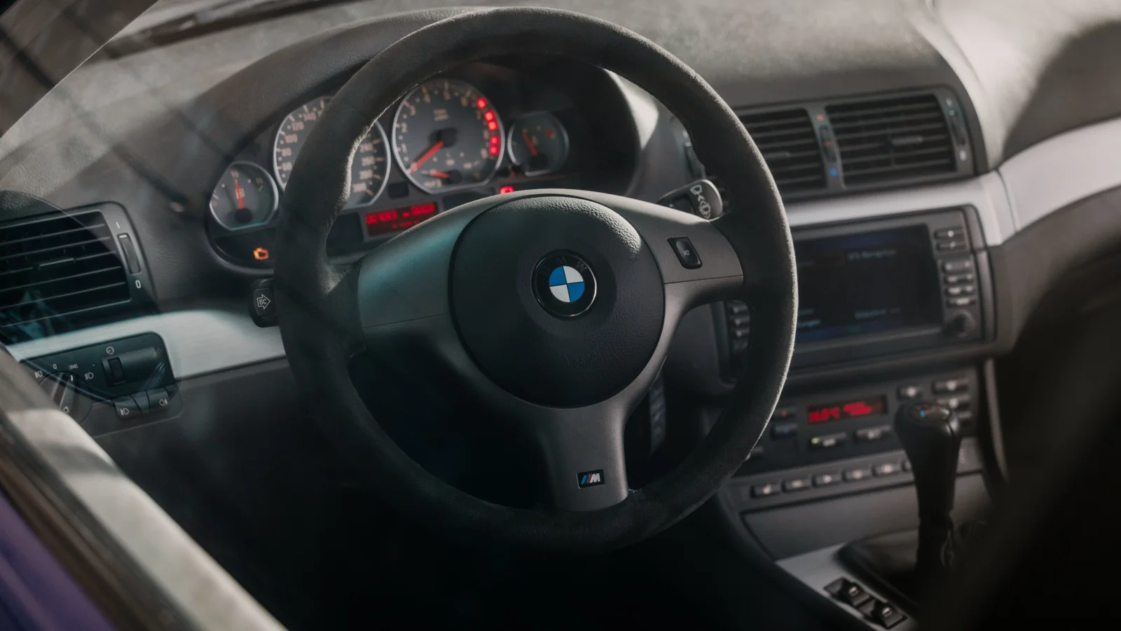 E46 M3 Coupén ohjaamo. Kolmannen sukupolven vapaasti hengittävä rivikuutonen tuotti perusmallissa 343 hevosvoimaa.