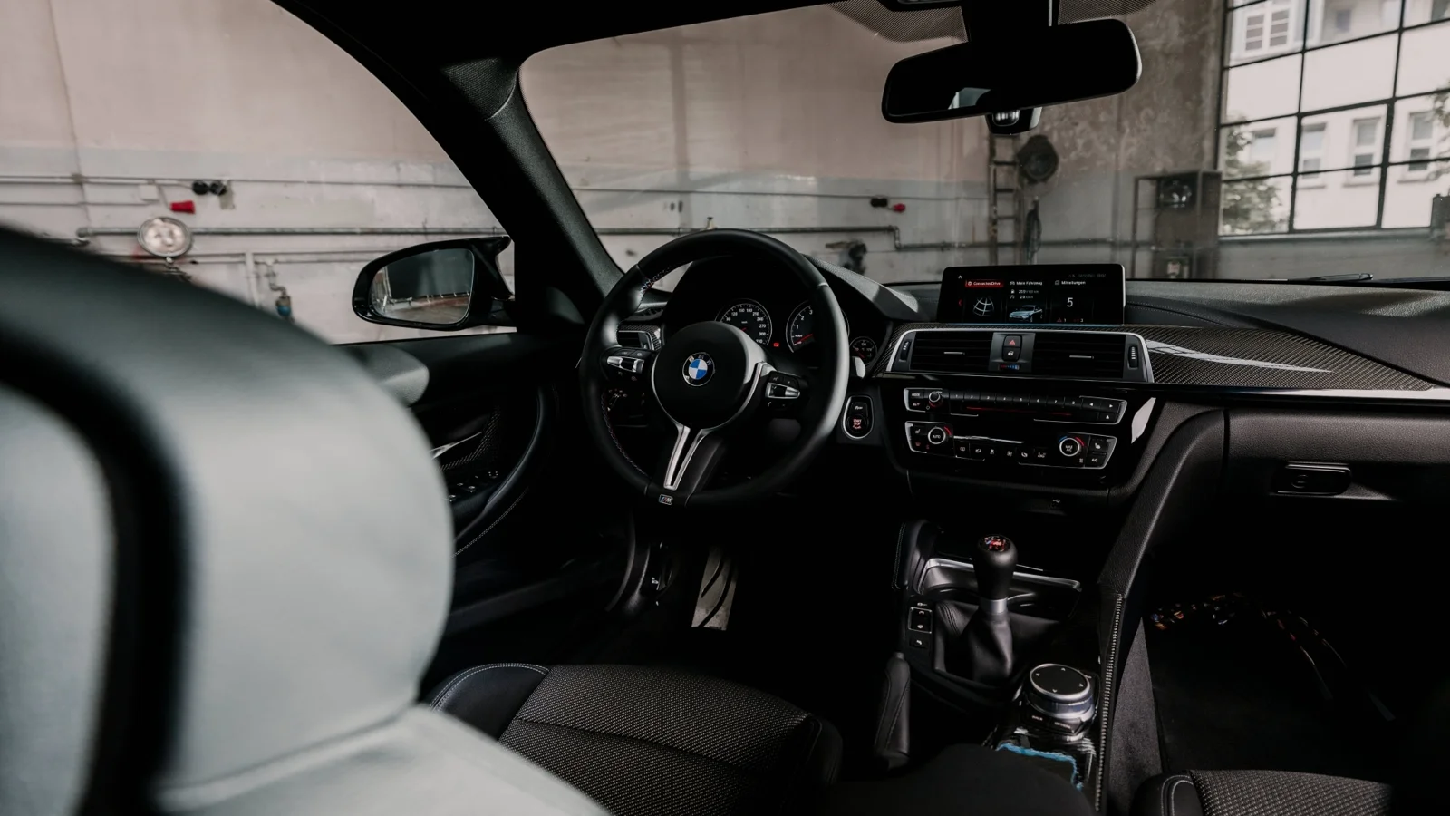 F80 M3 -sedanin ohjaamo. Vuonna 2014 M3 palasi rivikuutoseen, nyt turboahdettuna.