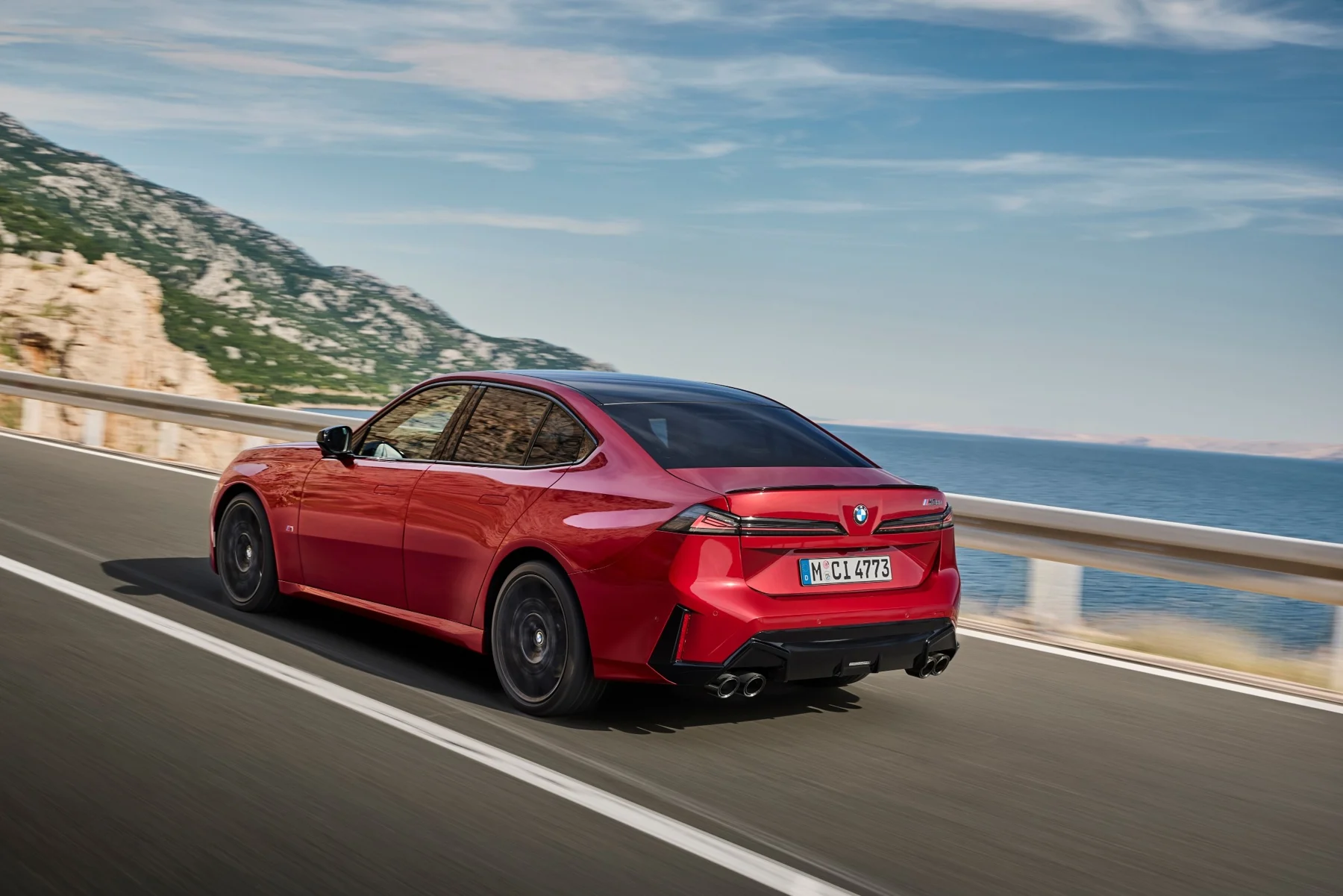 M350 xDrive takaviistosta BMW:n ajokuvassa. Kuva: BMW Group.