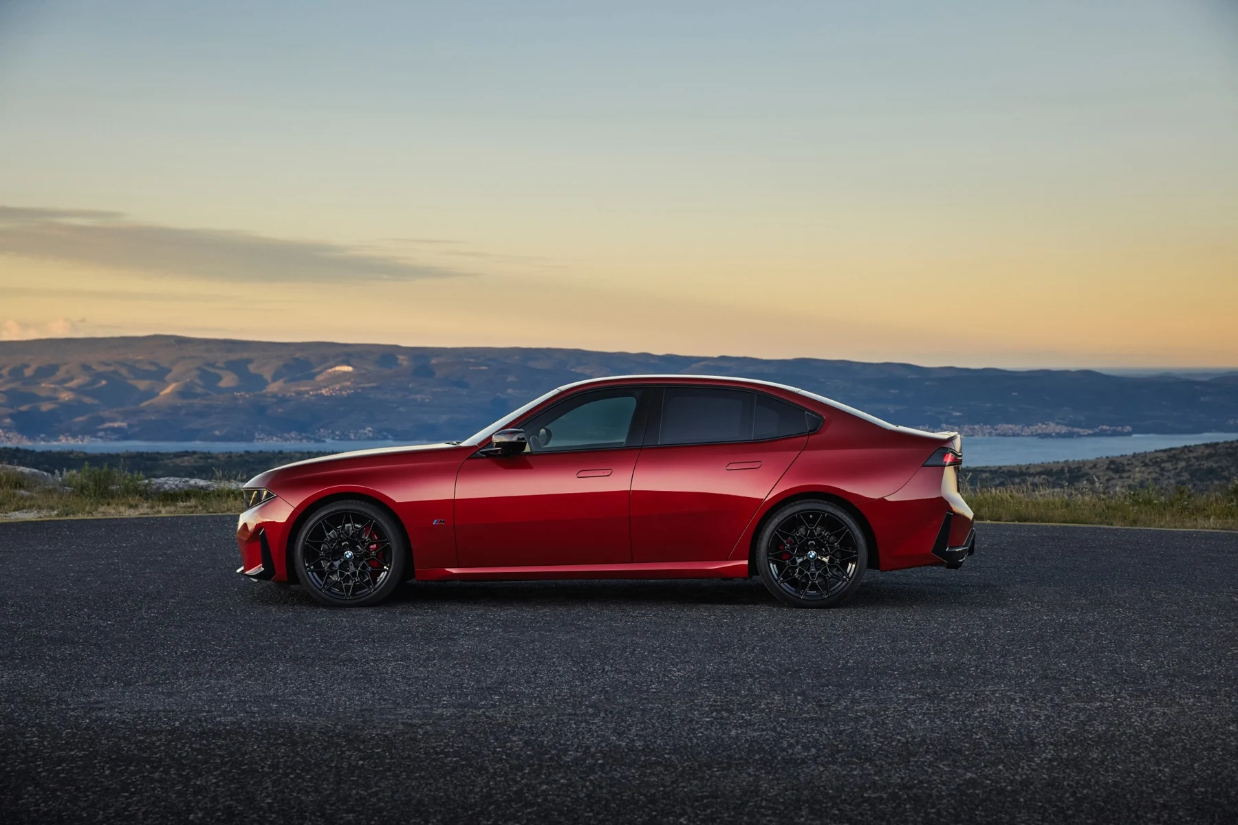 BMW M350 xDriven sivuprofiili. Kuva: BMW Group.
