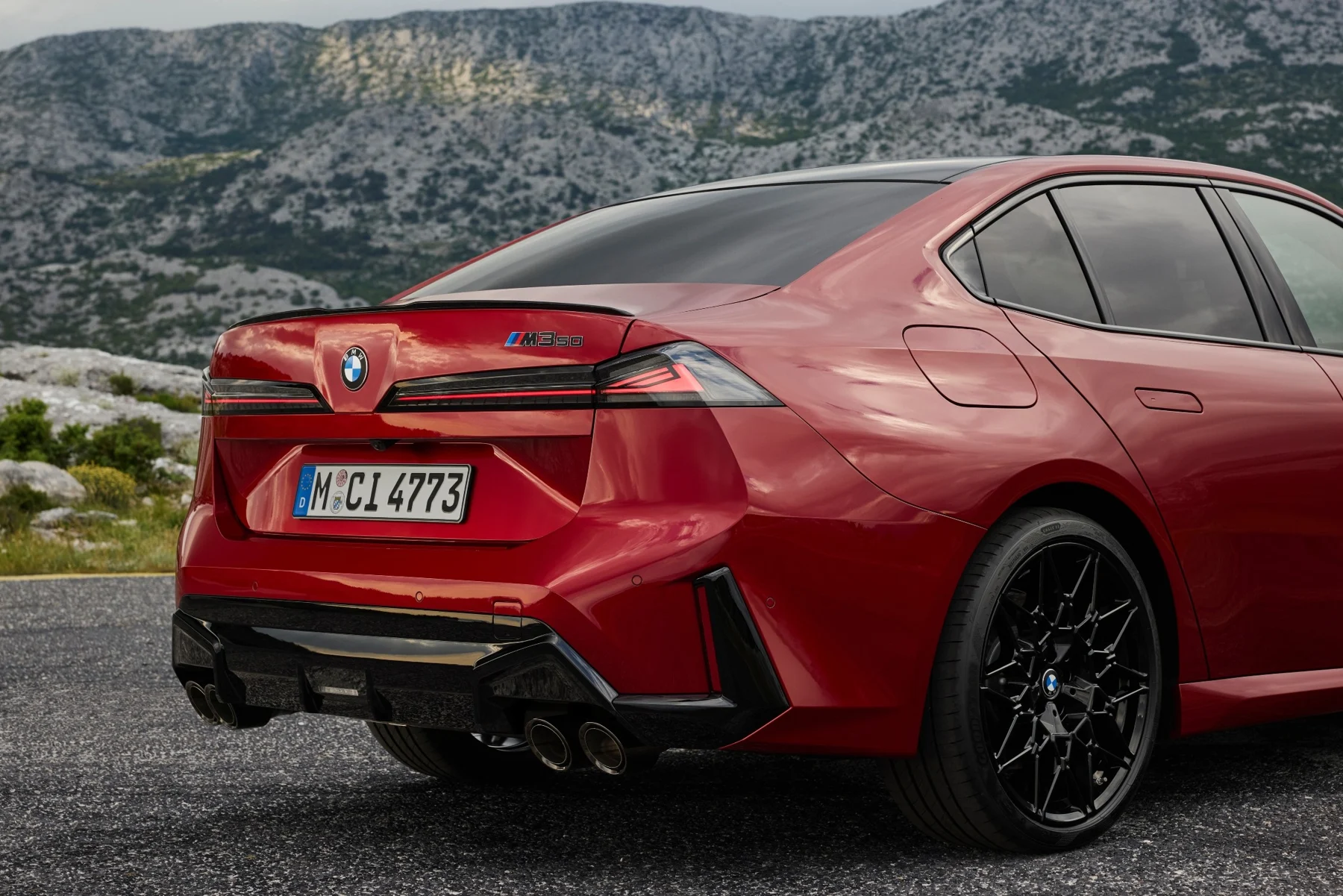 M350 xDriven takaosa ja neljä pakoputkenpäätä. Kuva: BMW Group.