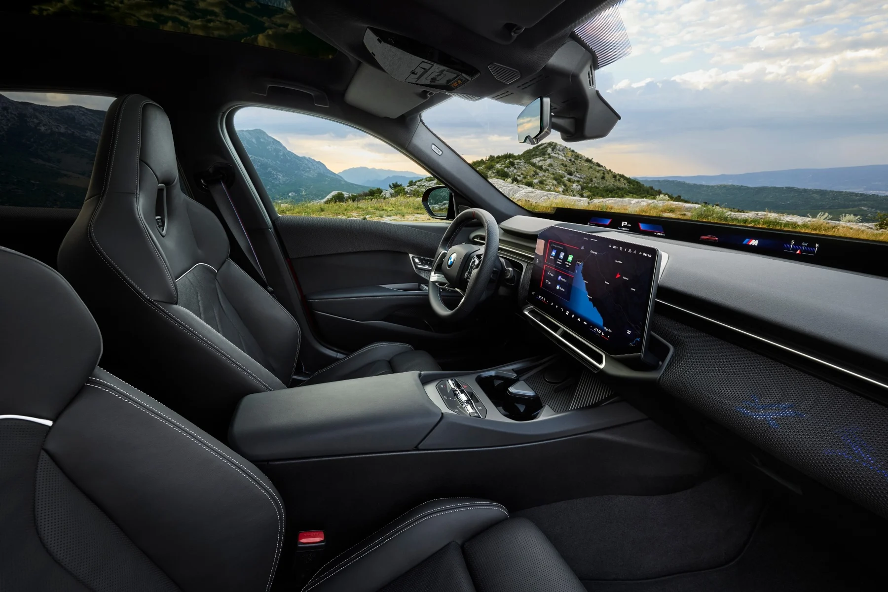 M350 xDriven sisätilat ja etuistuimet. Kuva: BMW Group.