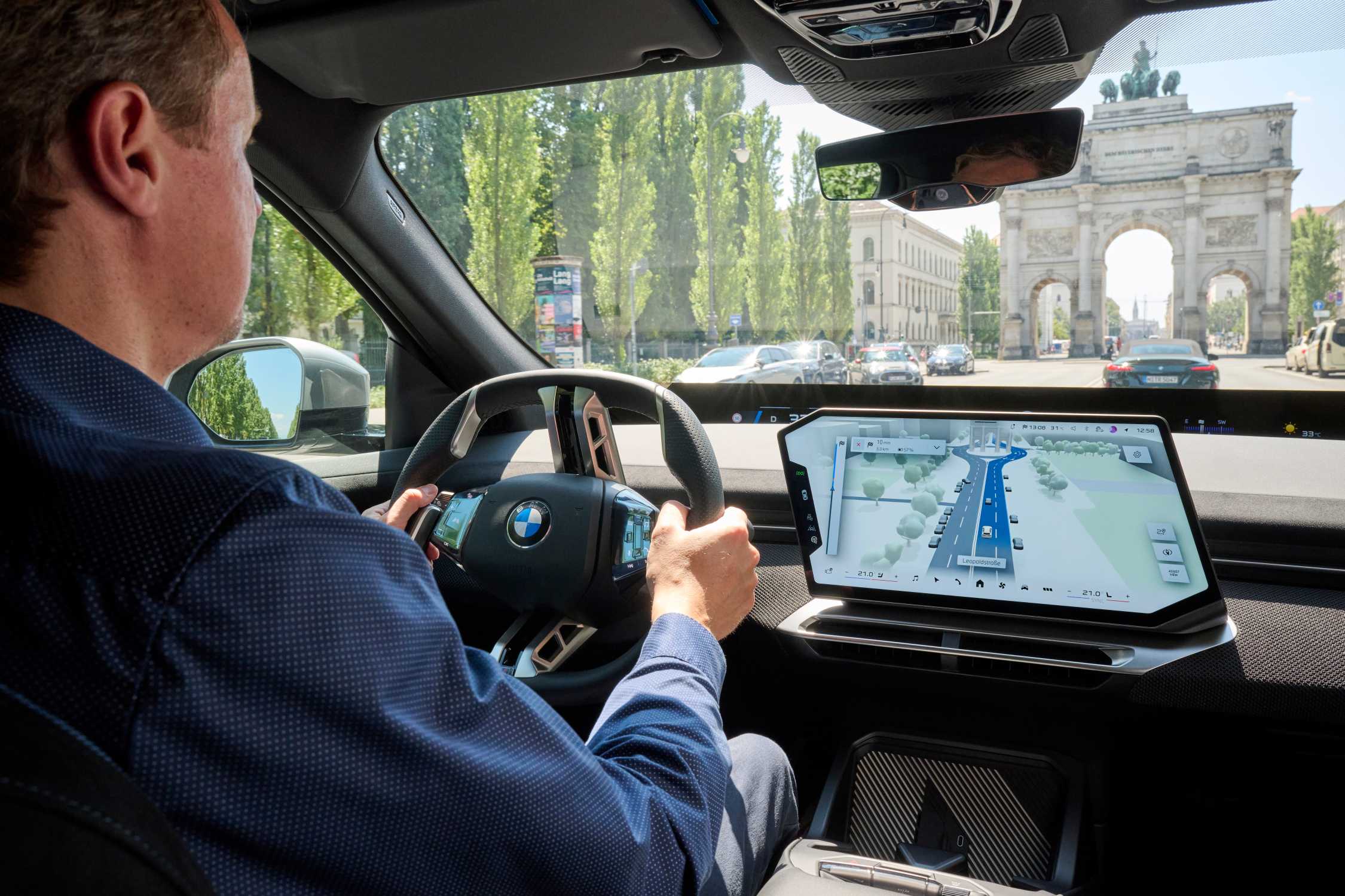 BMW Maps with Driver Assistance. Valmistajan esittelykuva, ei toimituksen koeajosta.