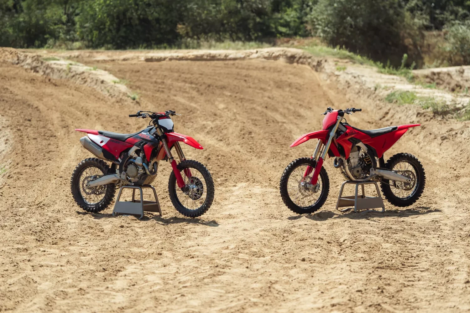 Vuoden 2027 Desmo450 MX Factory vasemmalla ja Desmo450 MX oikealla. Molemmat saavat kilpailukokemuksiin perustuvat päivitykset.