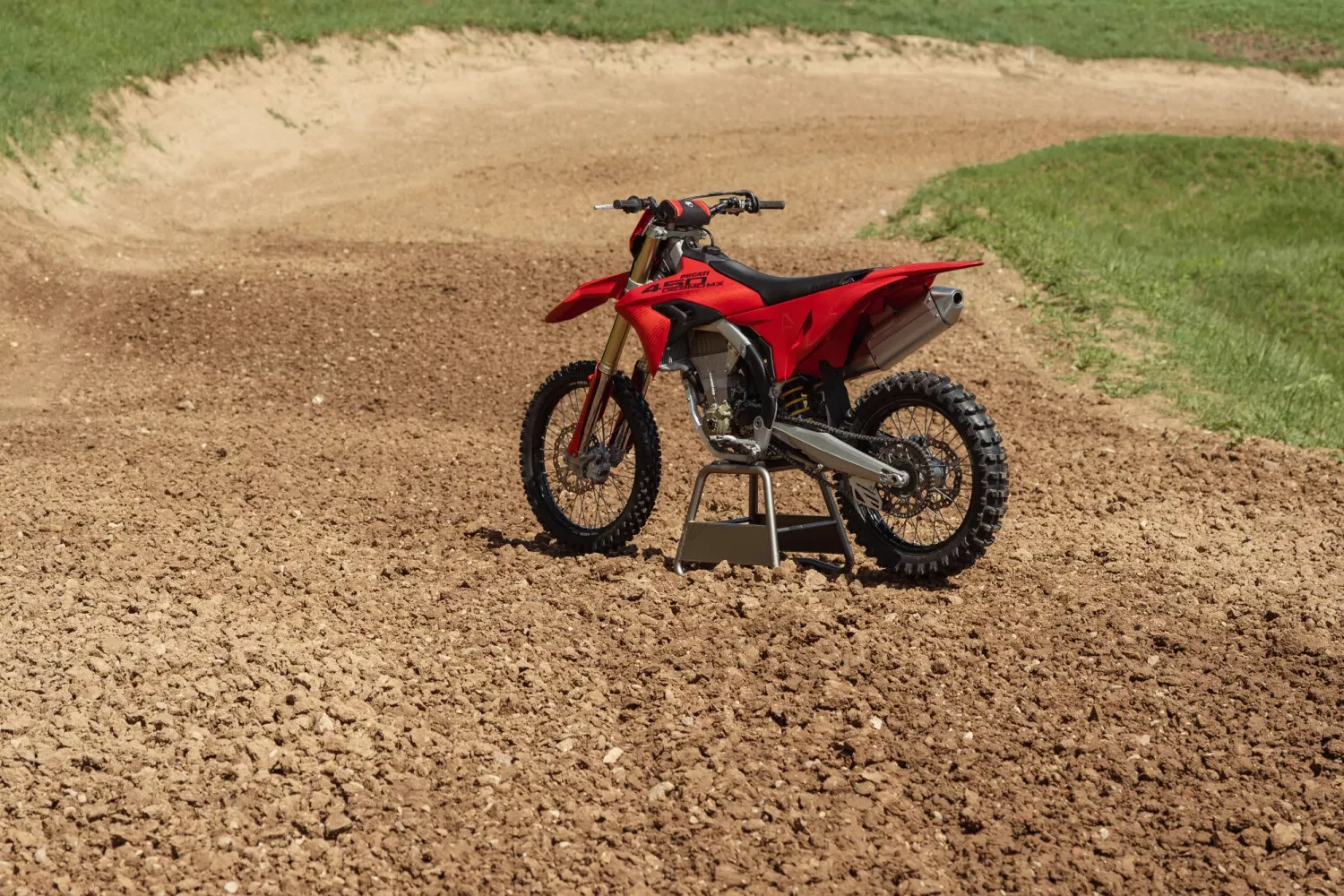 Desmo450 MX:n uudet mustat logot erottuvat punaisista katteista. Yksisylinterisen huipputeho on 63,5 hevosvoimaa.