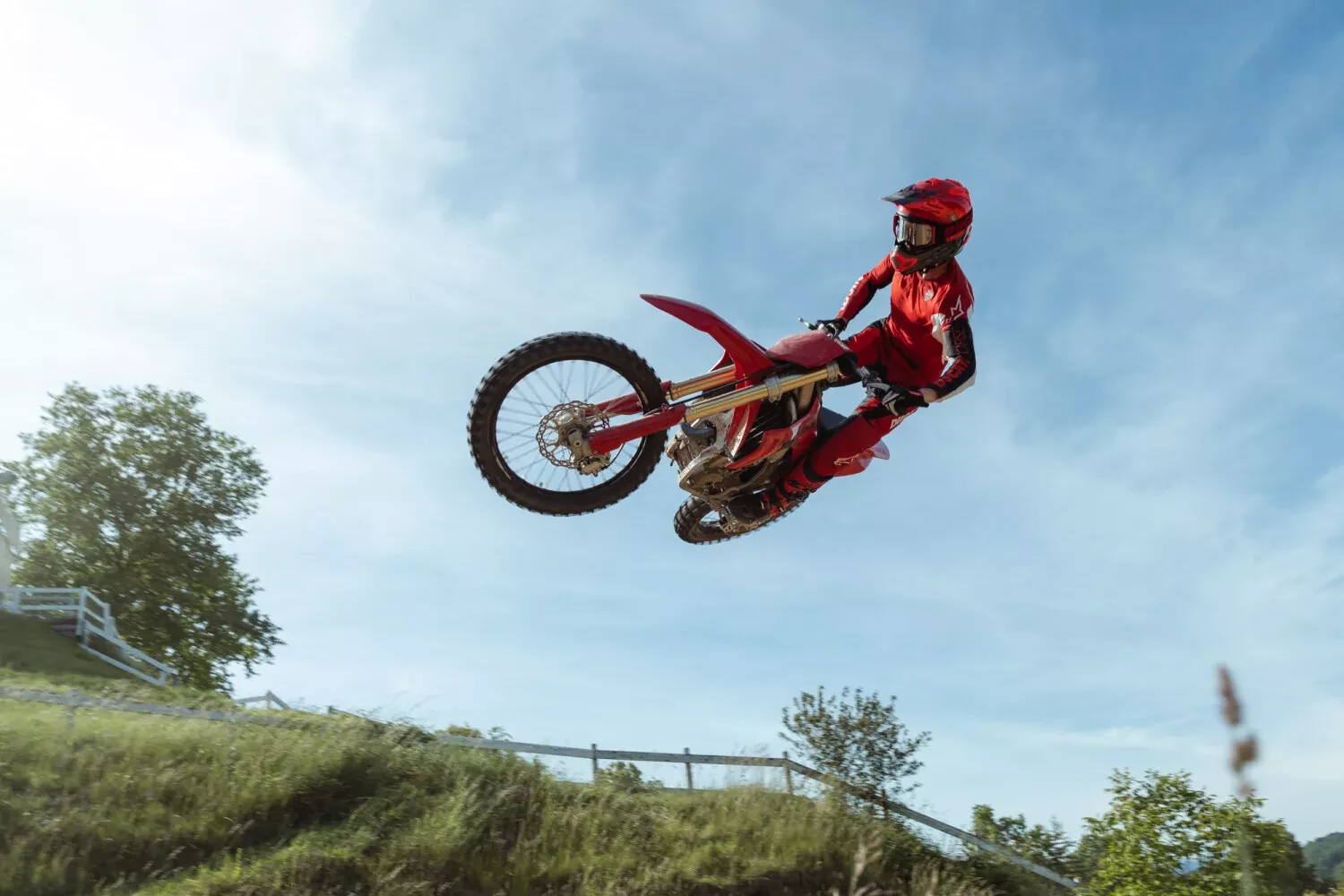 Desmo450 MX Ducatin julkistuskuvassa. Vuoden 2027 muutokset painottuvat välityksiin, ergonomiaan ja kestävyyteen.