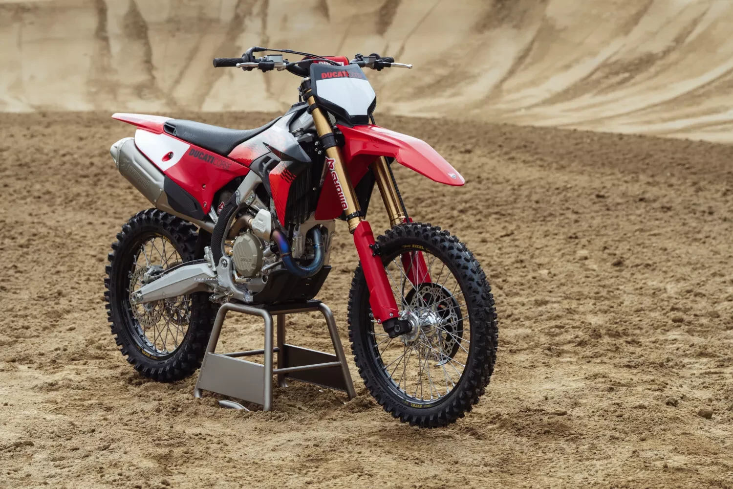 Desmo450 MX Factoryn varusteisiin kuuluvat etujarrulevyn suoja ja Showan erikoispinnoitetut jousitusosat.