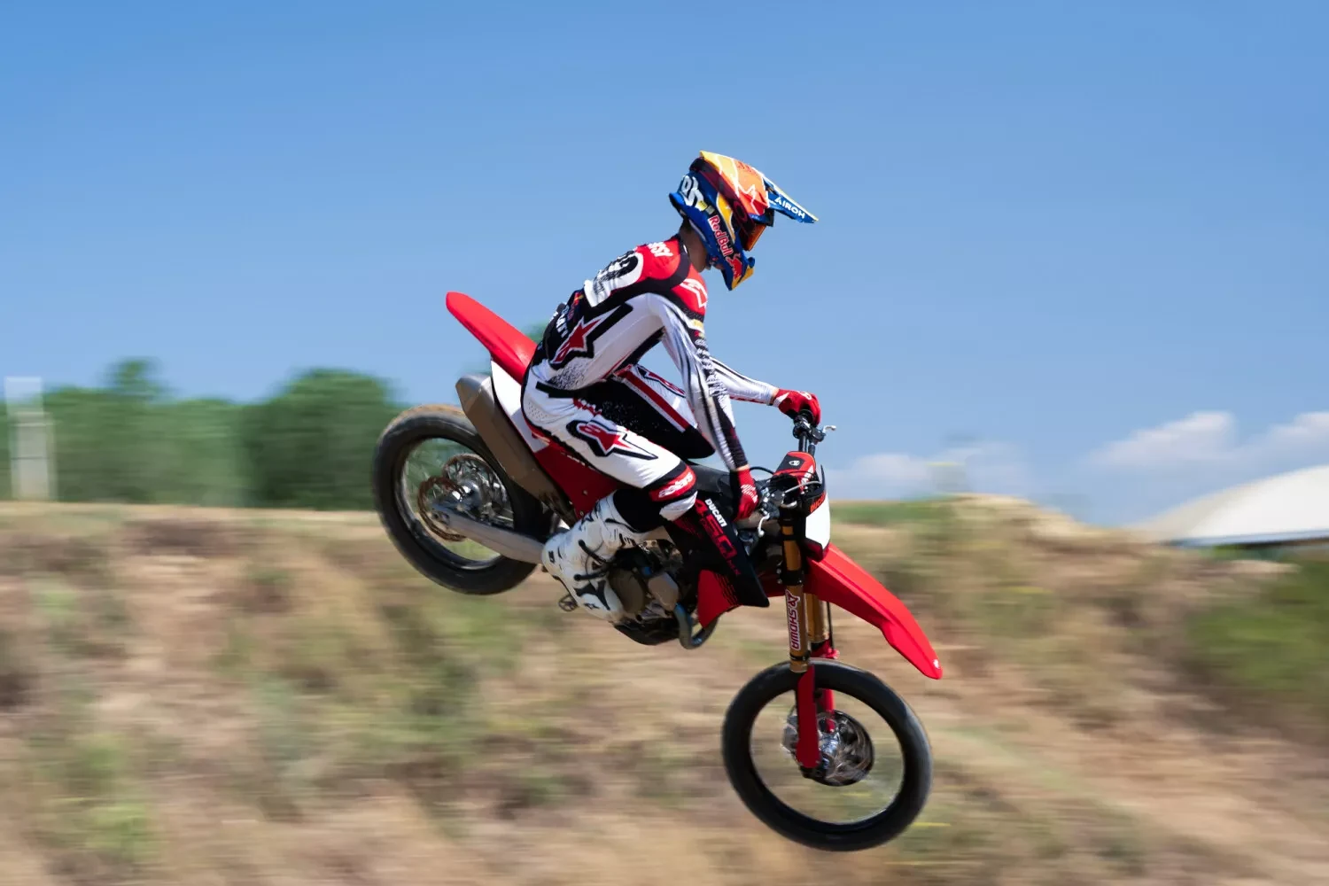 Desmo450 MX Factory vuoden 2027 lehdistökuvassa. Malli on tarkoitettu motocrossradalle.