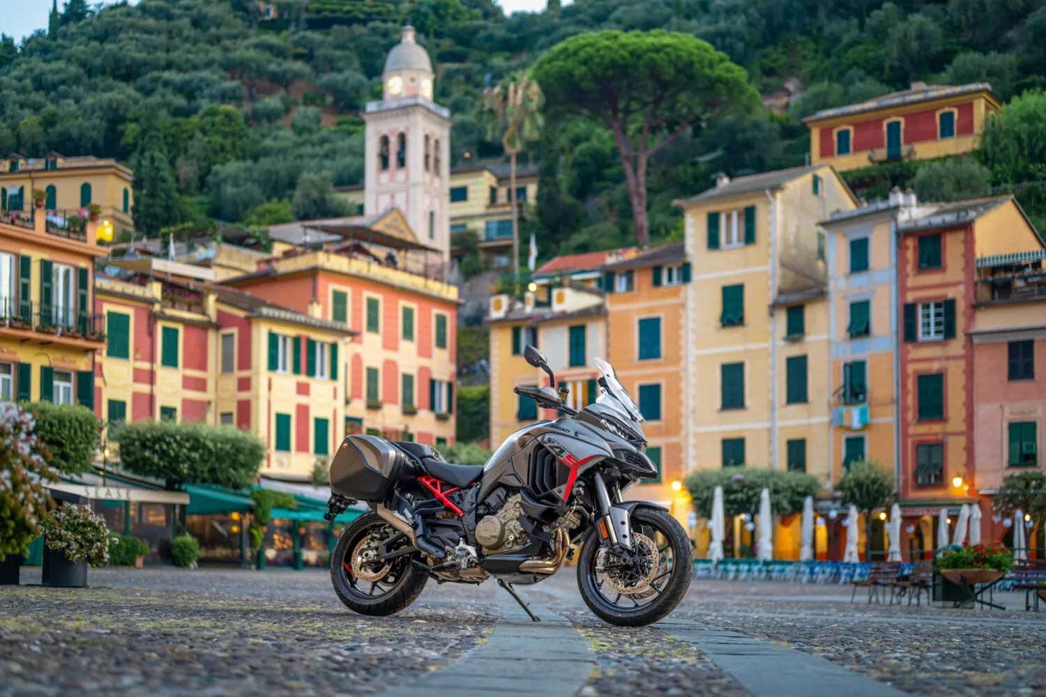 Ducati Multistrada V4 S Grand Tour satamassa. Kuva: Ducati.