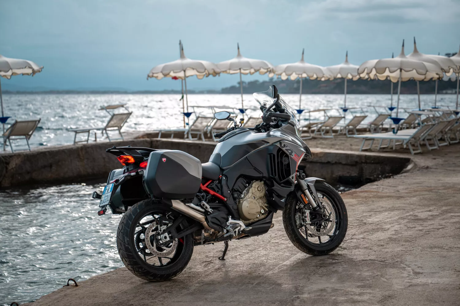Ducati Multistrada V4 S Grand Tour sivulaukkuineen. Kuva: Ducati.