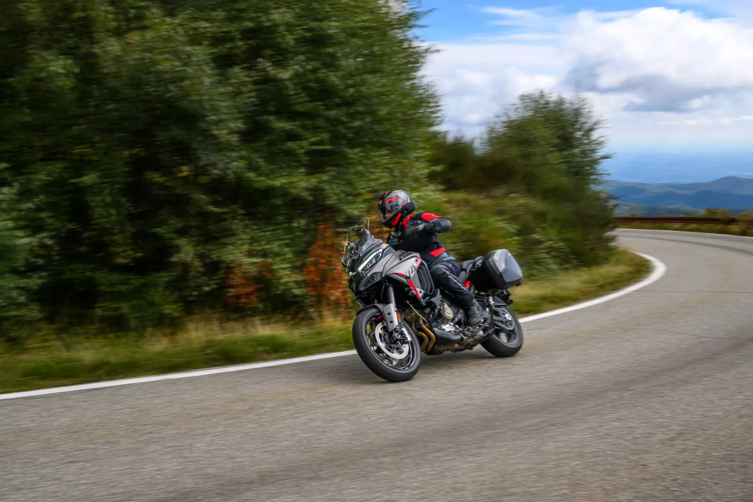 Ducati Multistrada V4 S Grand Tour mutkatiellä. Kuva: Ducati.