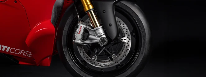 Katuversion etupää: Öhlins-haarukka ja Brembon jarrut. Kuvassa on tuotantomallin yksityiskohta, ei WorldSBK-kilpapyörä. Kuva: Ducati.