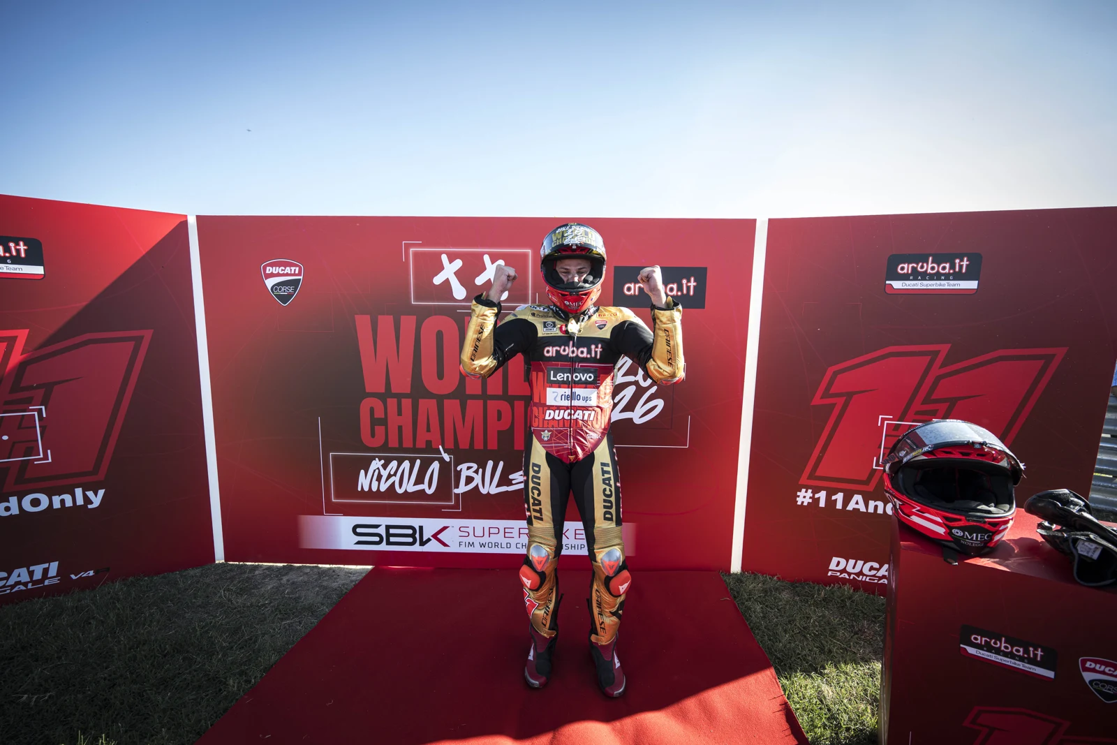 Nicolò Bulega juhlii vuoden 2026 WorldSBK-maailmanmestaruutta Cremonassa. Kuvan pyörä on WorldSBK-kilpapyörä. Kuva: Ducati / Ducati Corse.