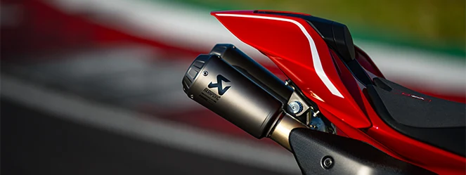 Panigale V4 R:n Akrapovič-racing-pakoputkisto Ducatin valmistajakuvassa. Kyse on tuotantopyörän suljetun radan varustelusta, ei tieliikennekokoonpanosta tai WorldSBK-kilpapyörästä. Kuva: Ducati.