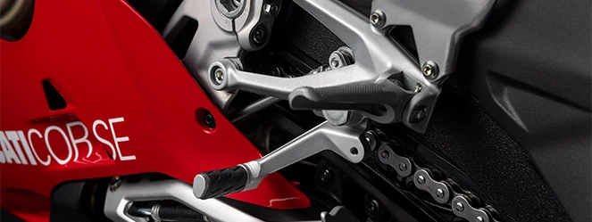 Panigale V4 R:n katuversion vaihdepoljin ja jalkatappi. Ducati Racing Gearbox kuuluu vakiopyörään; kuva esittää ulkoisia hallintalaitteita. Kuva: Ducati.