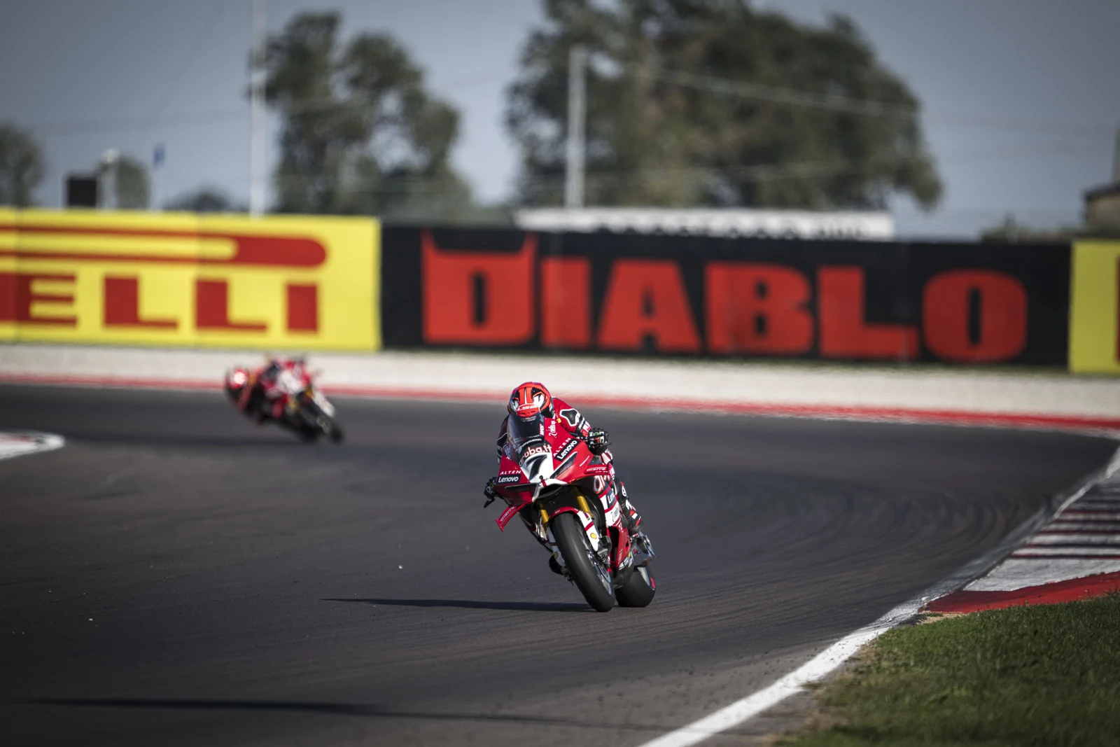 Panigale V4 R kilpailussa Cremonassa. WorldSBK-kilpapyörän varustelu ja tekniset tiedot eroavat katuversiosta. Kuva: Ducati / Ducati Corse.