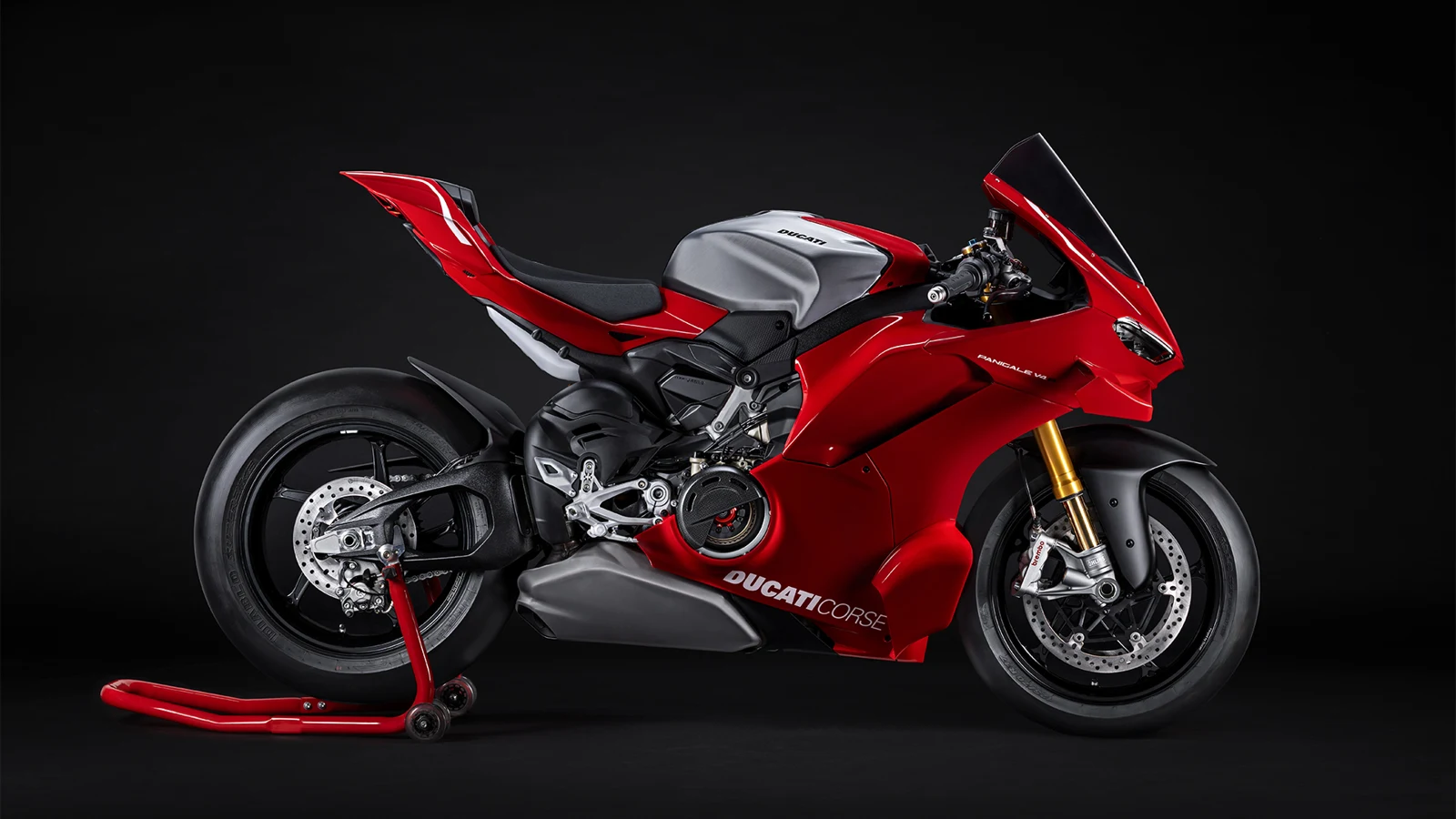 Vuoden 2026 Ducati Panigale V4 R:n katuversio. Jutun 218 hevosvoimaa ja 186,5 kilogramman paino ilman polttoainetta koskevat tuotantomallia. Kuva: Ducati.