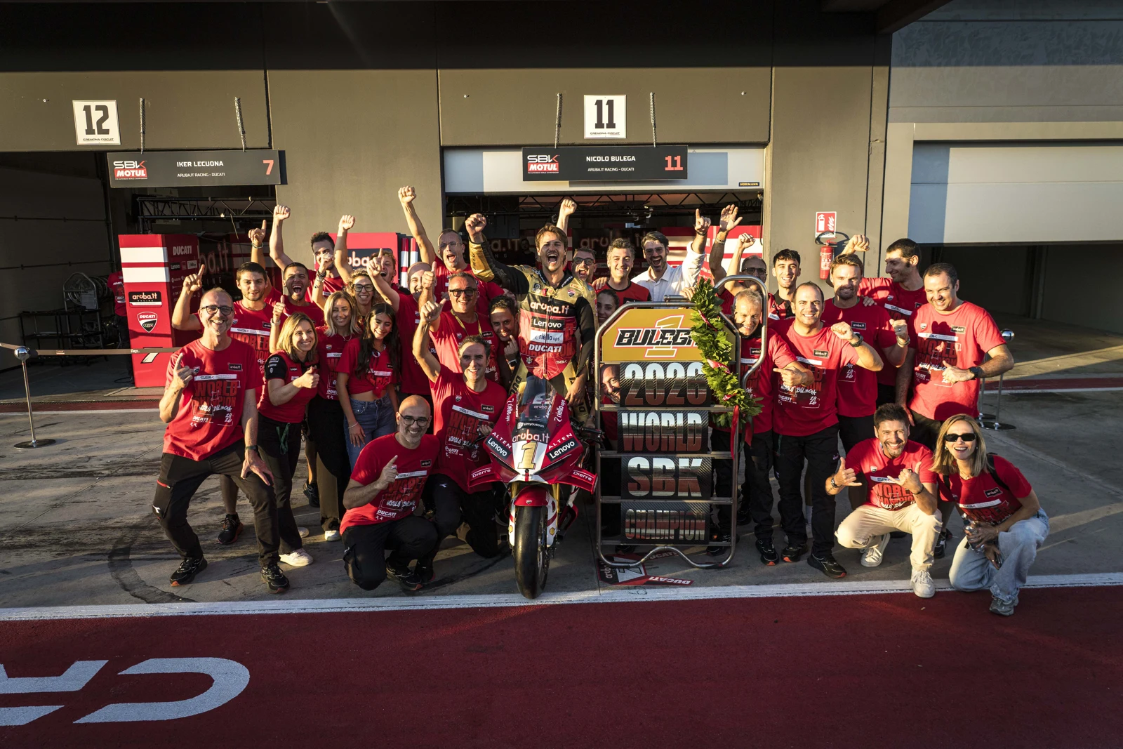 Aruba.it Racing – Ducati -tallin mestaruusjuhlaa Cremonassa. Kuvassa WorldSBK-kilpapyörä ja sen takana työskentelevä tiimi. Kuva: Ducati / Ducati Corse.