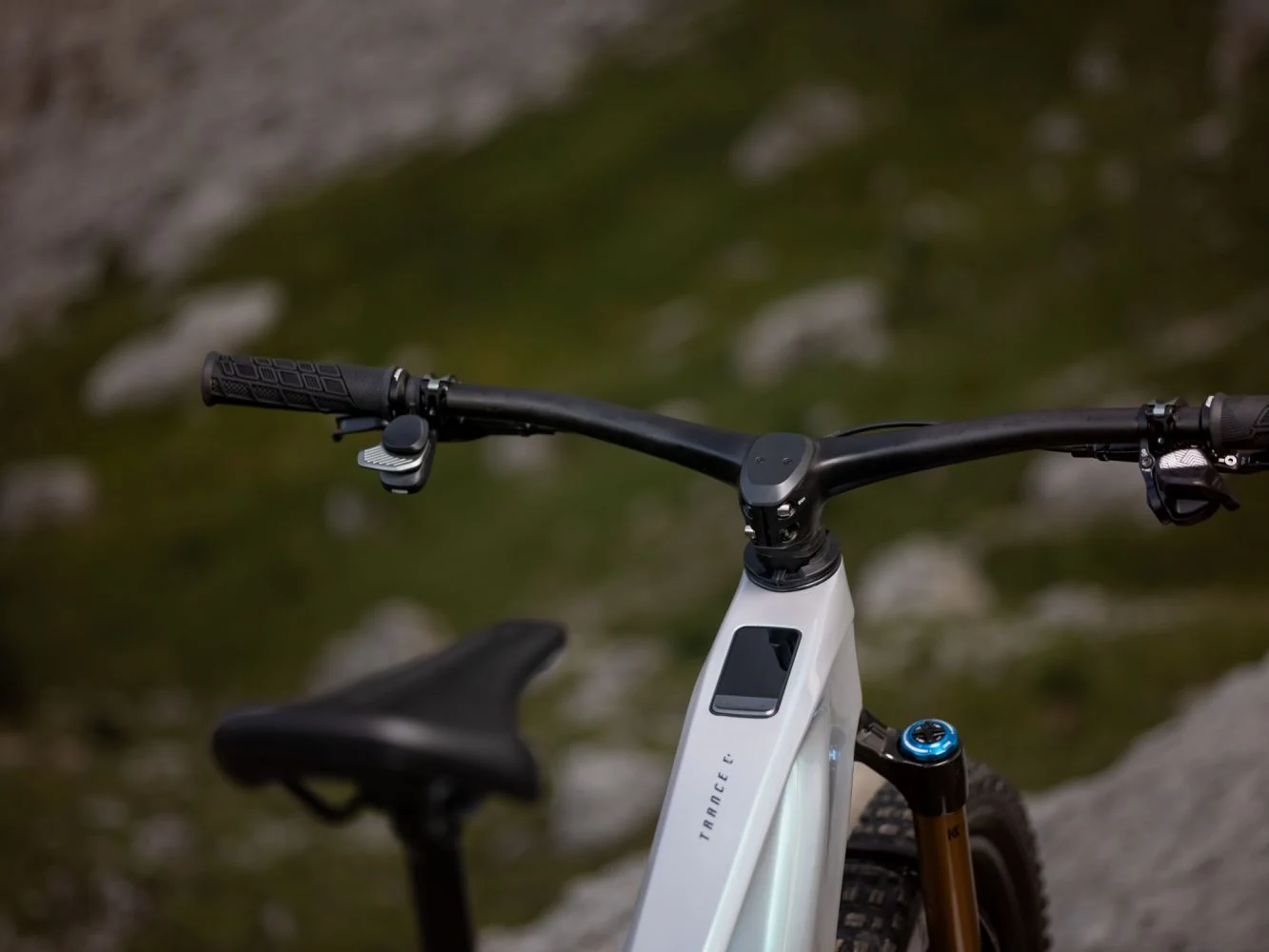 RideControl Go Lux tuo akun ja ajotietojen rinnalle etu- ja takarenkaan paineet. Ohjaustangon langattoman Ergo 5 -ohjaimen painikkeita voi mukauttaa. Kuva: Giant.