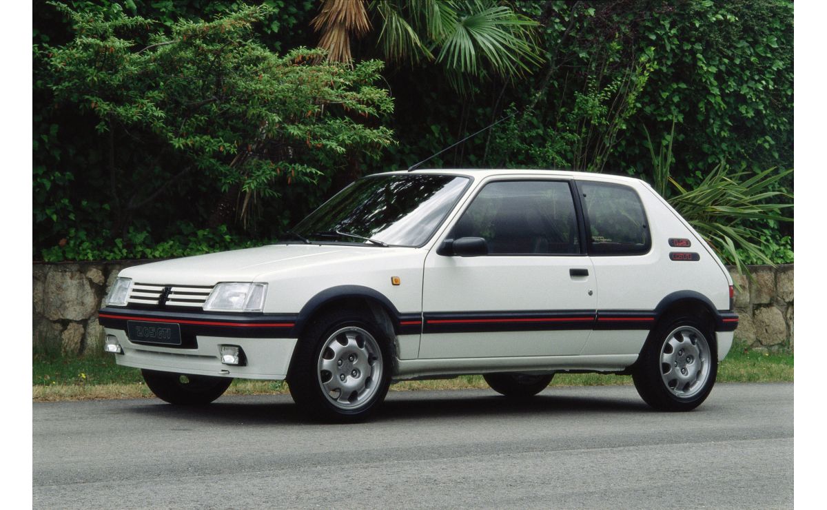 Peugeot 205 GTI. Punainen raita ja hillityt korimuutokset tekivät tutusta pikkuautosta omanlaisensa.