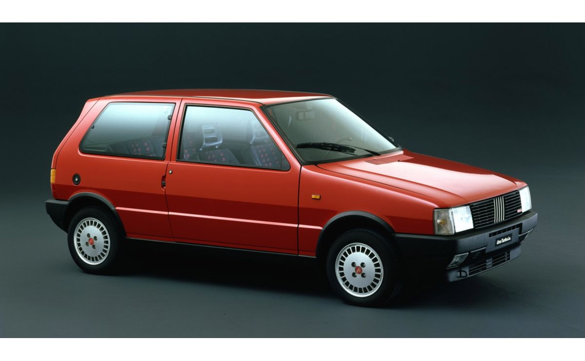 Fiat Uno Turbo i.e. Ensimmäisen sarjan resepti: 105 hevosvoimaa ja valmistajan mukaan 845 kiloa.