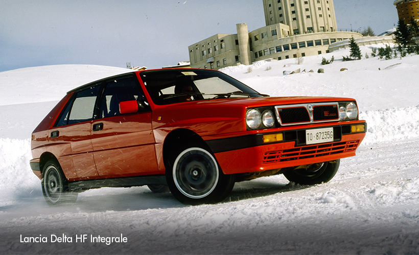 Lancia Delta HF Integralen katuversio valmistajan arkistokuvassa. Leveät lokasuojat erottavat sen tavallisesta Deltasta.