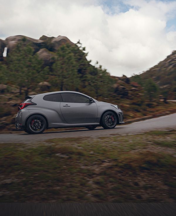 Toyota GR Yaris valmistajan mallikuvassa. Rallista ammentava nelivetoinen erikoismalli on oma lukunsa pienten sporttien joukossa.