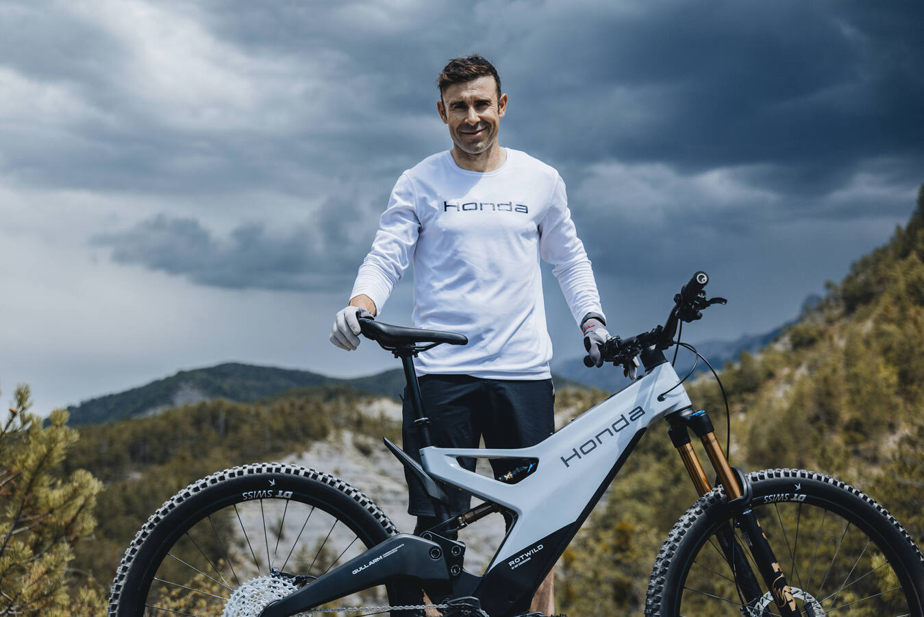 Toni Bou ja Hondan e-MTB-prototyyppi. Honda kertoo tehdaskuljettajansa osallistuneen uuden pyörän kuvauksiin. Kuva: Honda.