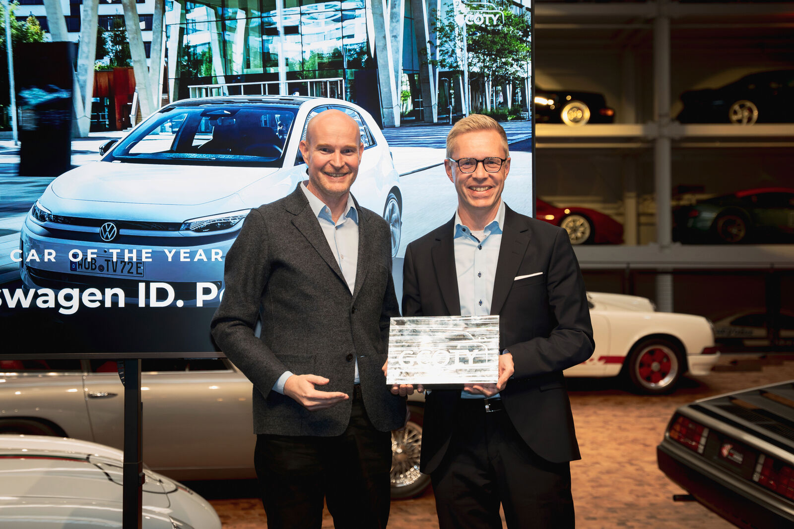 Jens Meiners (vas.) ja Volkswagenin kehitysjohtaja Kai Grünitz palkintotilaisuudessa. Tunnustus koskee Budget-luokkaa, ei koko kilpailun voittoa. Kuva: Volkswagen AG.