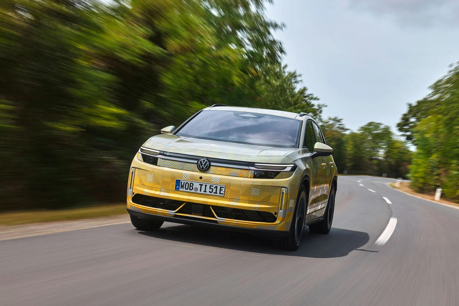 Naamioitu ID. Tiguan mutkaisella tiellä Volkswagenin virallisessa ennakkokuvassa. Kuva: Volkswagen AG.