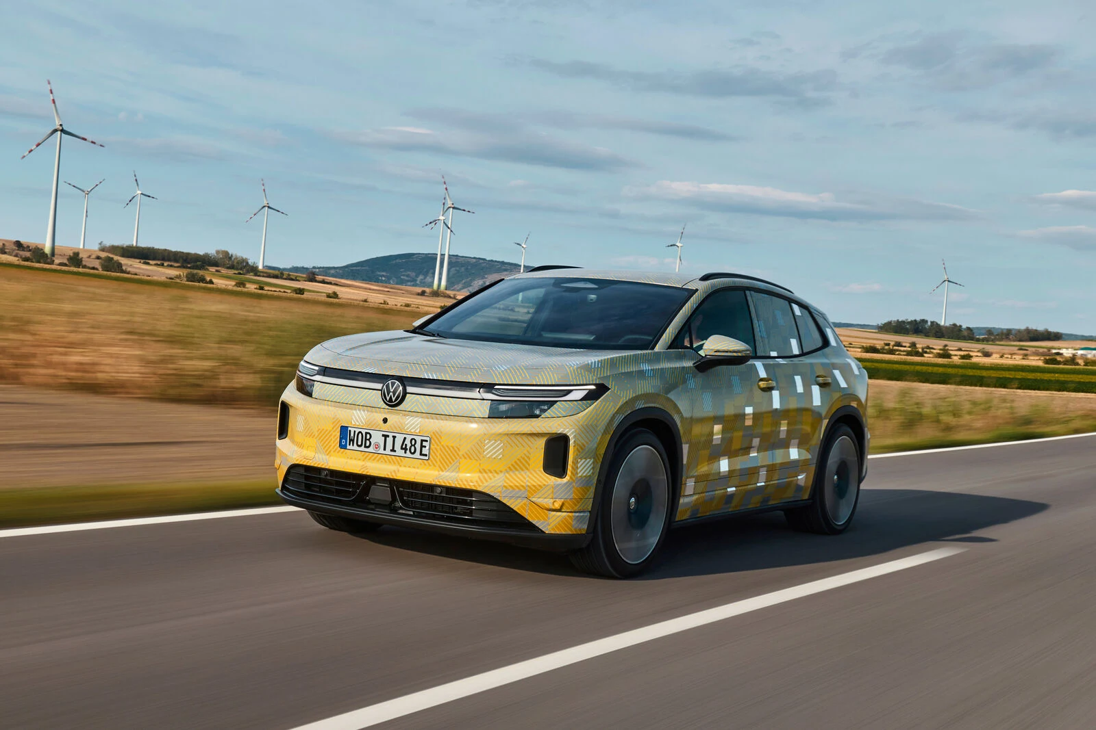 Volkswagen ID. Tiguan valmistajan virallisessa ennakkokuvassa. Auto on vielä naamioitu, tuotantoa lähellä oleva konseptiauto. Kuva: Volkswagen AG.