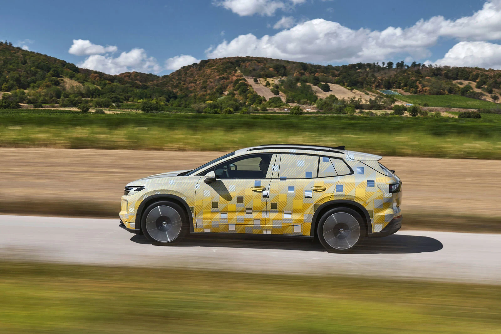 Naamioitu ID. Tiguan sivulta kuvattuna. Lopullinen ulkoasu esitellään lokakuun alussa. Kuva: Volkswagen AG.