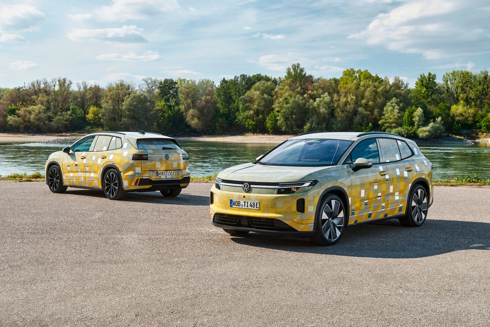 Naamioidut ID. Tiguan -autot eri suunnista nähtynä. Tuotantoa lähellä olevat konseptiautot. Kuva: Volkswagen AG.