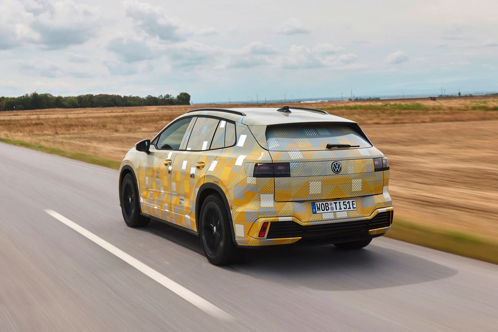 Naamioitu ID. Tiguan takaviistosta. Kuvassa on tuotantoa lähellä oleva konseptiauto. Kuva: Volkswagen AG.