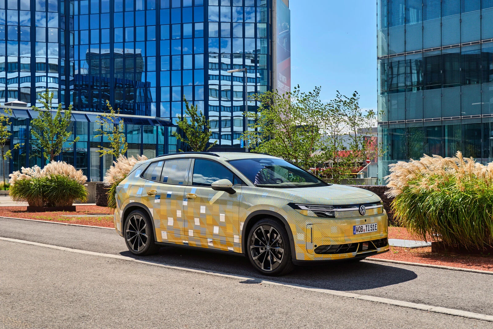 ID. Tiguan kaupunkiympäristössä Volkswagenin ennakkokuvassa. Naamiointi peittää vielä osan korin yksityiskohdista. Kuva: Volkswagen AG.