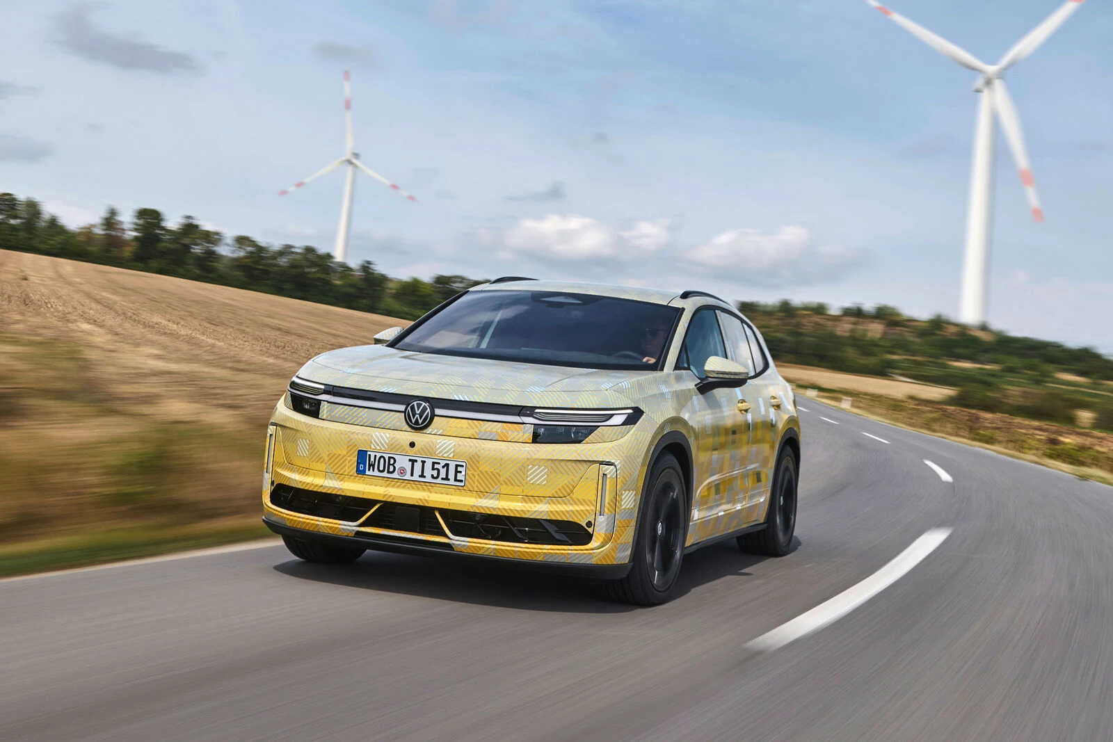 ID. Tiguan edestä kuvattuna ajossa. Valmistajan virallinen ennakkokuva naamioidusta autosta. Kuva: Volkswagen AG.