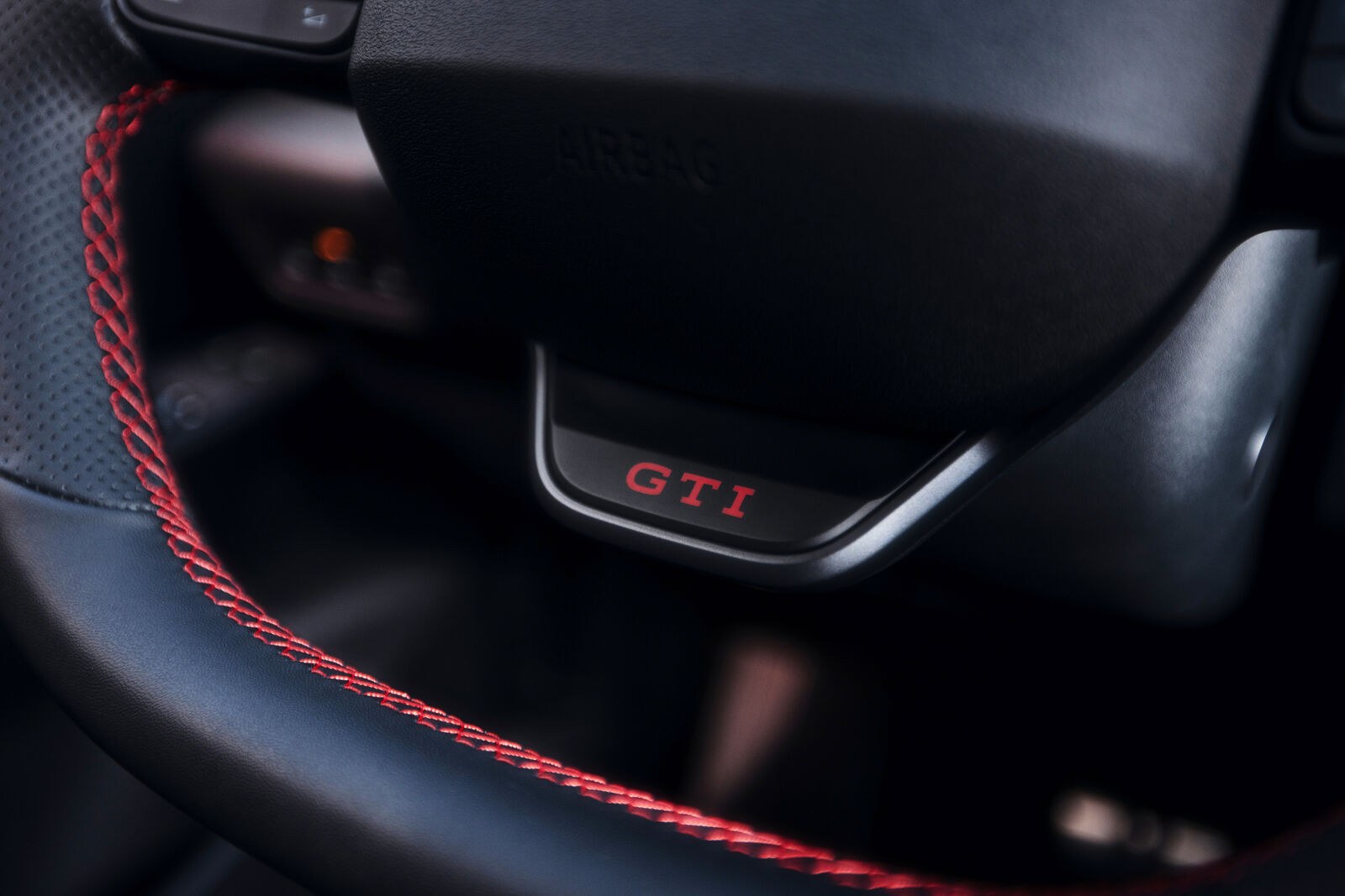 Volkswagen ID.3 GTI: ratin gti-painike ja punaiset tikkaukset
