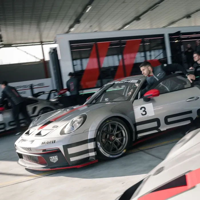 Porsche Track Experience vie kuljettajan ohjattuun rata-ajoon. Mantheyn operoimissa ohjelmissa on tarjolla myös vuokra-autoja; auto ja vaadittu kokemus määräytyvät ohjelman mukaan.