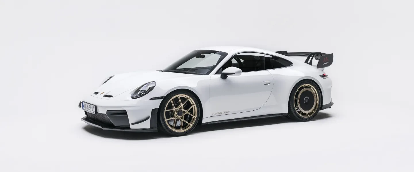Porsche 911 GT3 (992.2) Manthey Kit. Ulospäin näkyvien ilmanohjainten lisäksi paketti muuttaa alustaa ja jarruja; osat on suunniteltu toimimaan kokonaisuutena.