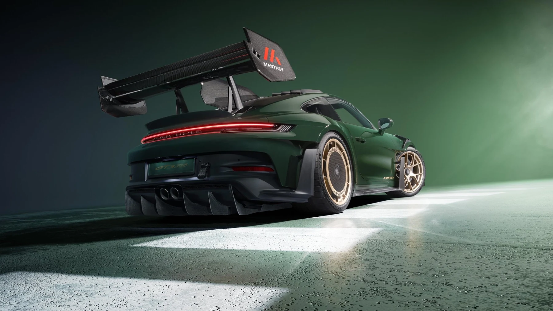 Porsche 911 GT3 RS (992) Manthey Kit. Takalasin korvaava hiilikuitupaneeli, suuri evä ja uudistettu takasiipi erottavat tämän paketin GT3:n ratkaisusta.