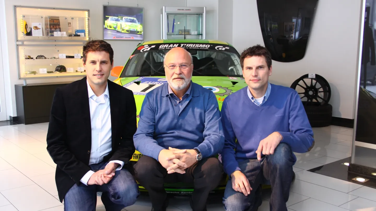 Olaf Manthey ja Raederin veljekset vuonna 2013. Manthey Racingin ja Raeder Motorsportin yhdistyminen kokosi saman katon alle lisää kilpailu- ja kehitysosaamista.